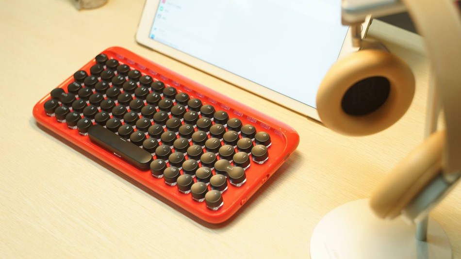 لوحة المفاتيح الجديدة تجعلك تشعر وكأنك تعمل على آلة ...