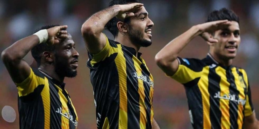 اتحاد جدة يرفع كأس ولي العهد السعودي 