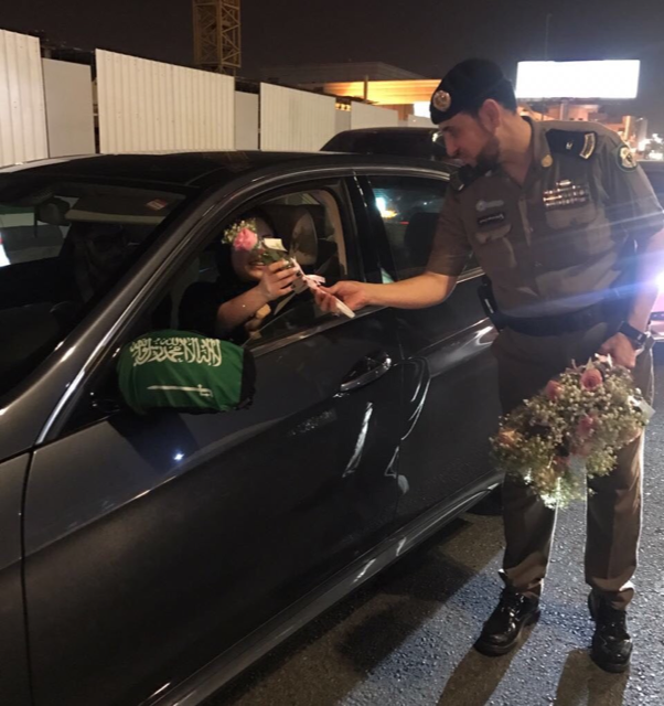 صور استقبال رجال المرور قائدات المركبات بالسعودية